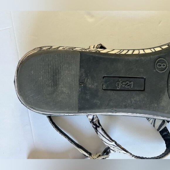 g:21 Black & White Strappy Flat Sandals - Size 8 - Picture 4 of 13
